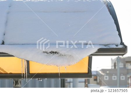 車庫, カーポート, 雪, 降雪, 積雪, 冬, 北海道, 雪景色, ガレージ, 屋外 121657505