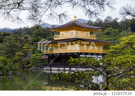 京都府 池に映る金閣寺 京都府 池に映る金閣寺 121657510