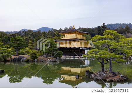 京都府　池に映る金閣寺 121657511