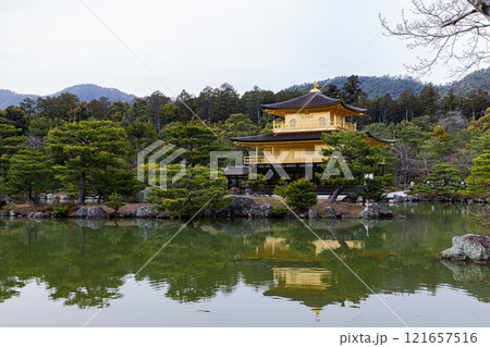 京都府 池に映る金閣寺 京都府 池に映る金閣寺 121657516