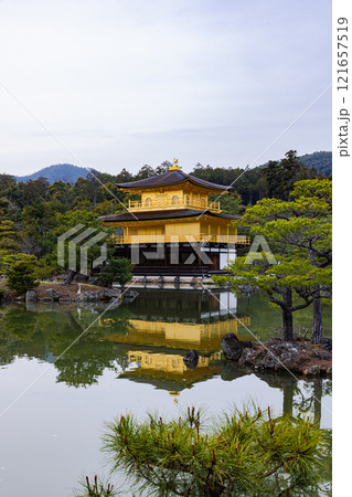 京都府　池に映る金閣寺 121657519