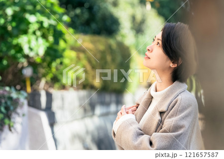 屋外を歩く女性 屋外を歩く女性 121657587