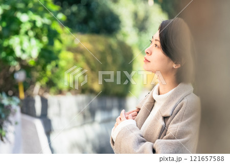 屋外を歩く女性 121657588