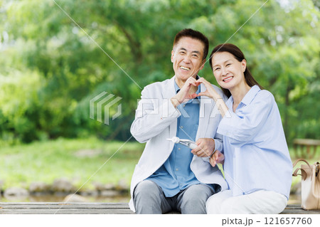 観光をするシニア夫婦 セカンドライフ 観光をするシニア夫婦 セカンドライフ 121657760