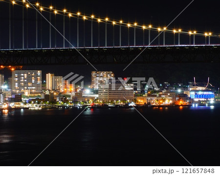 海峡ビューしものせきから眺める関門海峡と門司の夜景 海峡ビューしものせきから眺める関門海峡と門司の夜景 121657848