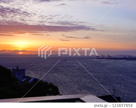 海峡ビューしものせきから眺める関門海峡の朝の風景 121657858