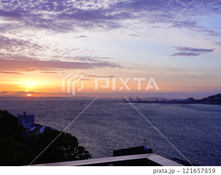 海峡ビューしものせきから眺める関門海峡の朝の風景 海峡ビューしものせきから眺める関門海峡の朝の風景 121657859