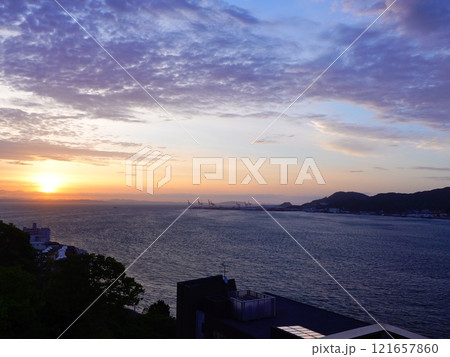 海峡ビューしものせきから眺める関門海峡の朝の風景 121657860