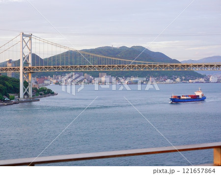 海峡ビューしものせきから眺める関門海峡の朝の風景 121657864