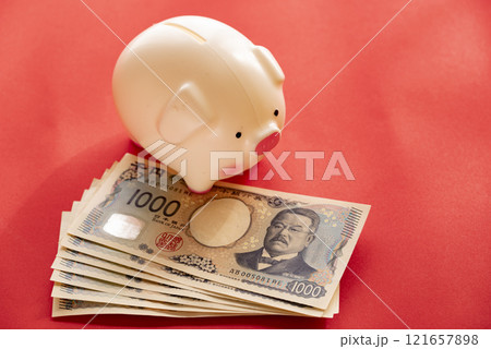 新千円札と貯金箱 新千円札と貯金箱 121657898