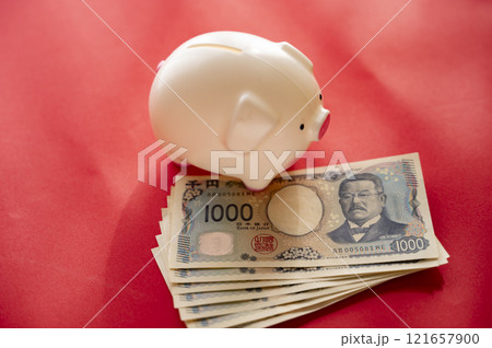 新千円札と貯金箱 121657900