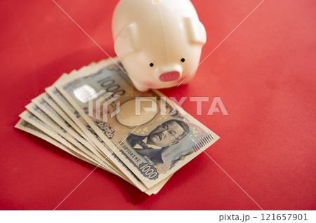 新千円札と貯金箱 121657901