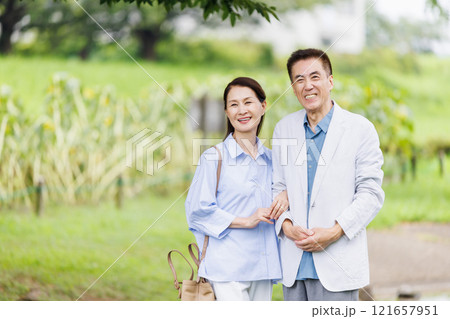 観光をするシニア夫婦  セカンドライフ 121657951