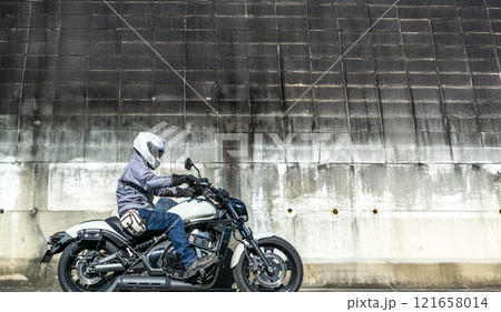 ミドルクルーザーバイクとライダー　東京 121658014