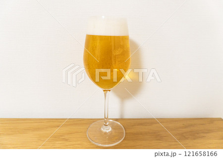 テーブルの上に置かれた白ビール テーブルの上に置かれた白ビール 121658166