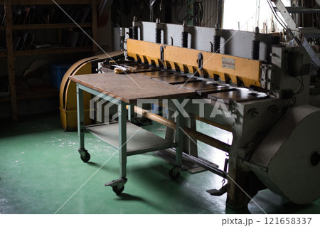 シャーリングで材料を切断 121658337