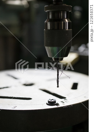 樹脂に穴を開けている所 121658371