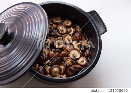 黒い鍋と水で戻した干ししいたけ - 下ごしらえのイメージ素材 - 3:2 121658686