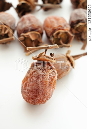 たくさんの干し柿 121658696