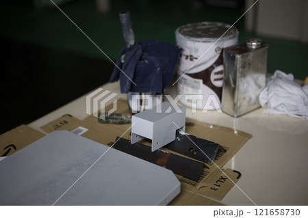 製作した部品を塗装している所 製作した部品を塗装している所 121658730