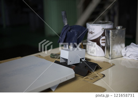 製作した部品を塗装している所 121658731