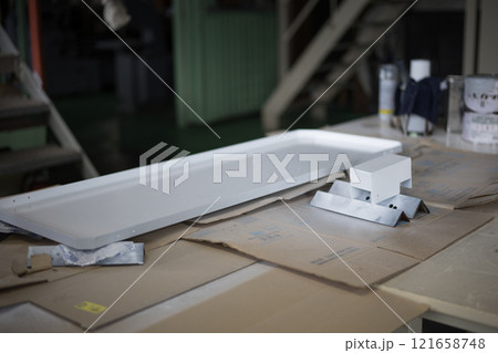 製作した部品を塗装している所 製作した部品を塗装している所 121658748