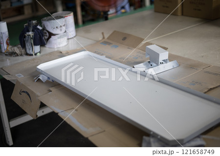 製作した部品を塗装している所 121658749