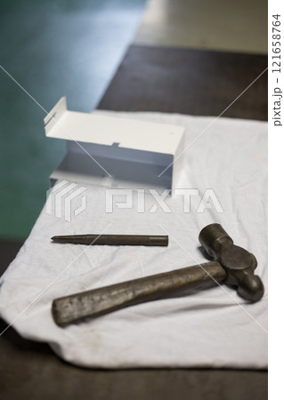 穴を開ける為のポンチ打ち作業 121658764