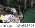 ステンレスの材料をグラインダーで切削 121658796