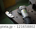 ステンレスの材料をグラインダーで切削 121658802