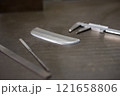 ノギスで部品を寸法測定 121658806