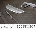 ノギスで部品を寸法測定 121658807