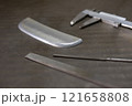 ノギスで部品を寸法測定 121658808