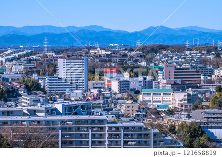 日本の横浜都市景観1月2日。あざみ野駅やルームズ大正堂などを望む。奥に山々が見える=令和7年 日本の横浜都市景観1月2日。あざみ野駅やルームズ大正堂などを望む。奥に山々が見える=令和7年 121658819