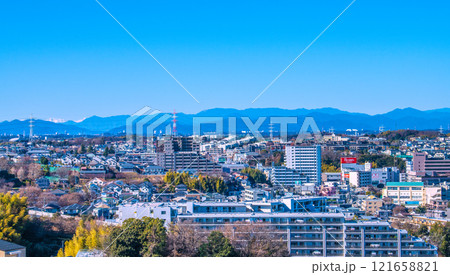 日本の横浜都市景観1月2日。あざみ野駅やルームズ大正堂などを望む。奥に山々が見える＝令和7年 121658821