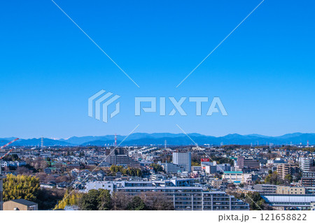 日本の横浜都市景観1月2日。あざみ野駅やルームズ大正堂などを望む。奥に山々が見える＝令和7年 121658822