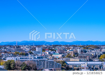 日本の横浜都市景観1月2日。あざみ野駅やルームズ大正堂などを望む。奥に山々が見える=令和7年 日本の横浜都市景観1月2日。あざみ野駅やルームズ大正堂などを望む。奥に山々が見える=令和7年 121658823