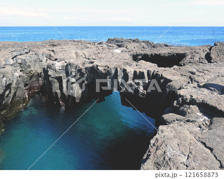 ガラパゴス諸島の各島々の自然景観 121658873