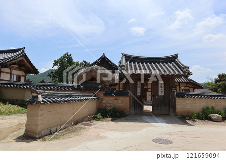 韓国、ハフェマウル河回村の民家 121659094