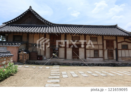 韓国、ハフェマウル河回村の民家 121659095