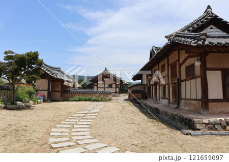 韓国、ハフェマウル河回村の民家 韓国、ハフェマウル河回村の民家 121659097