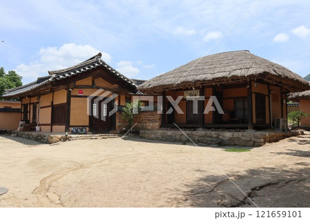 韓国、ハフェマウル河回村の民家 121659101