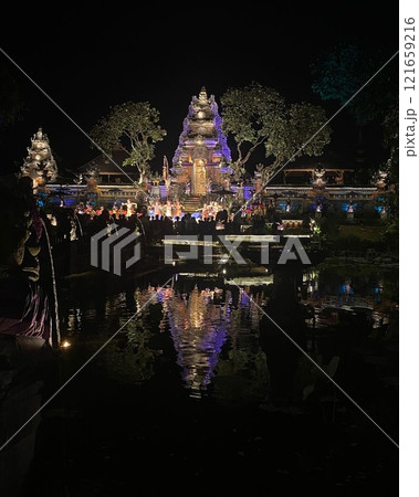 バリ島の夜のサラスワティー寺院 121659216