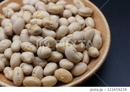 節分の豆まき用煎り大豆 121659239