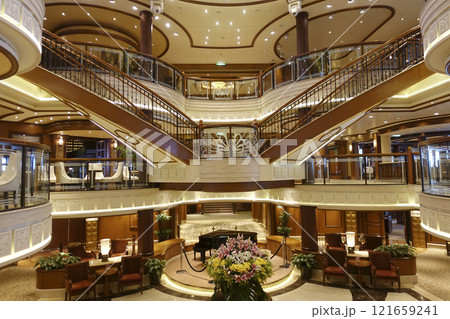 豪華客船クイーンエリザベスの吹き抜け 121659241