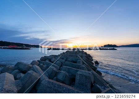 和歌山県 串本からの朝日の風景(2024年12月) 和歌山県 串本からの朝日の風景(2024年12月) 121659274