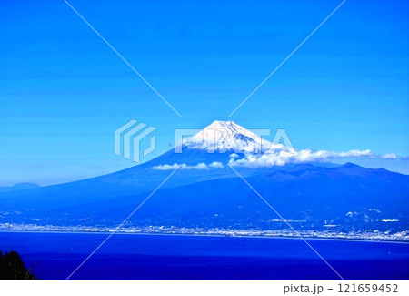 秋の富士山雄姿 121659452