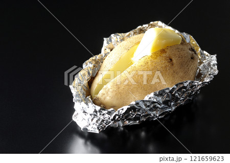 じゃがバターを黒背景で撮影 121659623