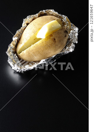 じゃがバターを黒背景で撮影 じゃがバターを黒背景で撮影 121659647
