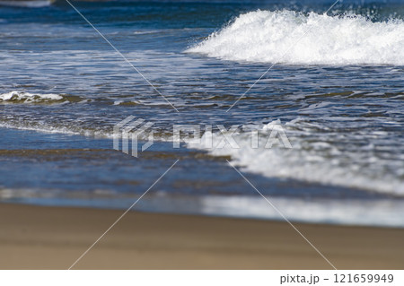 太平洋　ビーチの波打ち際 121659949